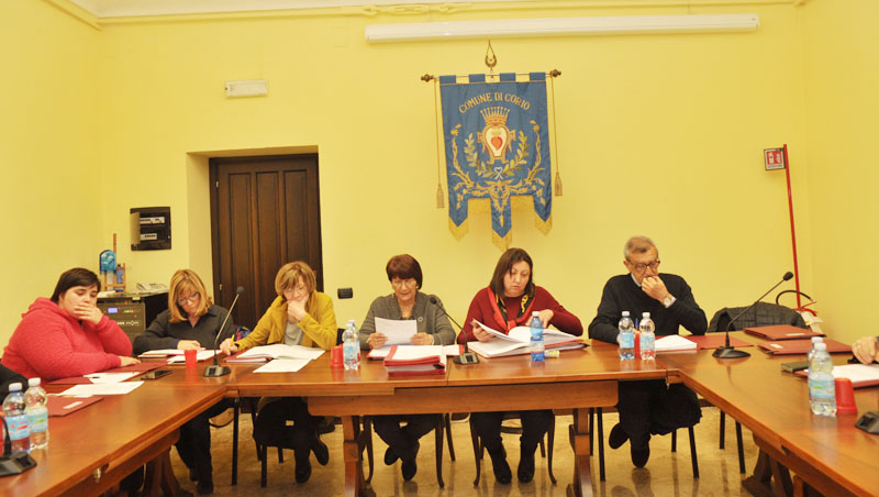 Consiglio in palestra: municipio in ristrutturazione