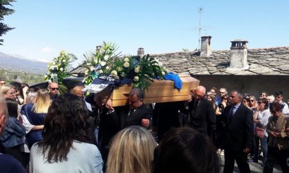 In centinaia per l'addio a Mattia Moro, aveva solo 15 anni | FOTO E VIDEO