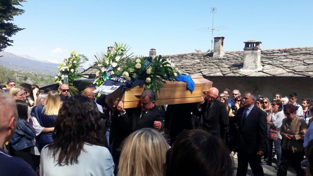 In centinaia per l’addio a Mattia Moro, aveva solo 15 anni | FOTO E VIDEO