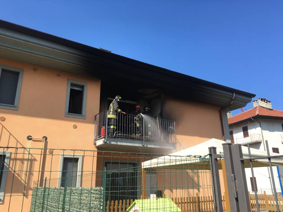 Lanzo, a fuoco una cucina e una veranda