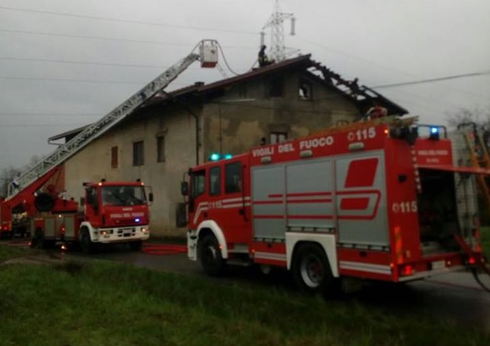 Mathi, a fuoco tetto in località Vauda
