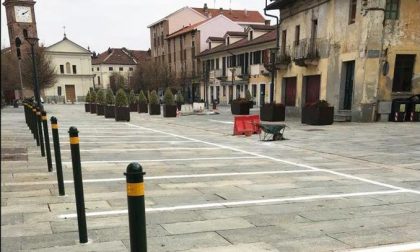 Raid vandalistico sradicati paletti in piazza