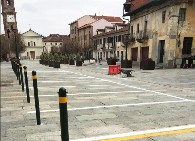 Raid vandalistico sradicati paletti in piazza