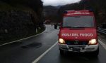 Traves, masso di dieci chili sfonda parabrezza auto