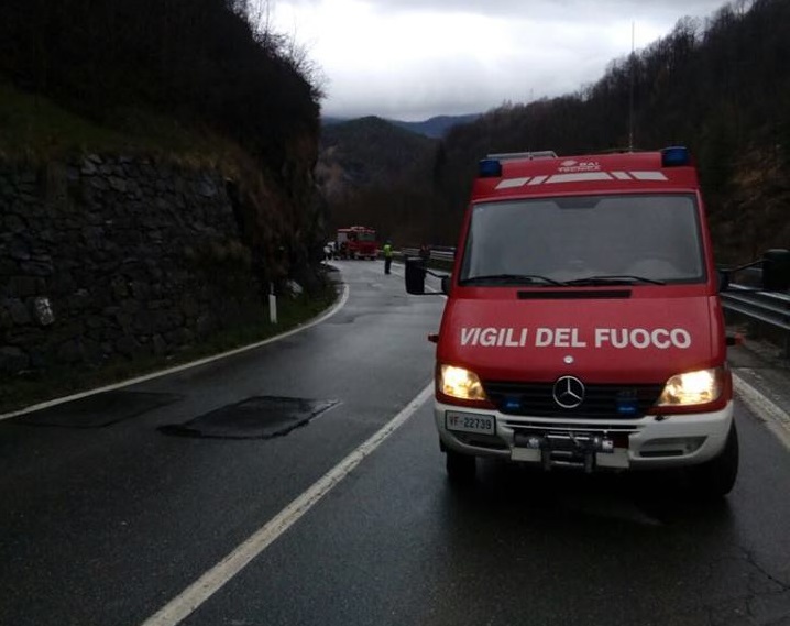 Traves, masso di dieci chili sfonda parabrezza auto