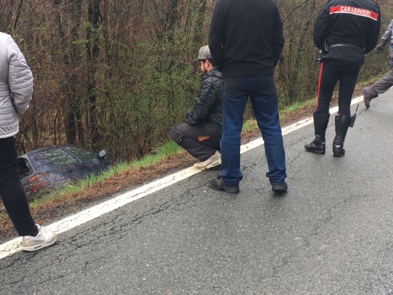 Auto finisce nella scarpata