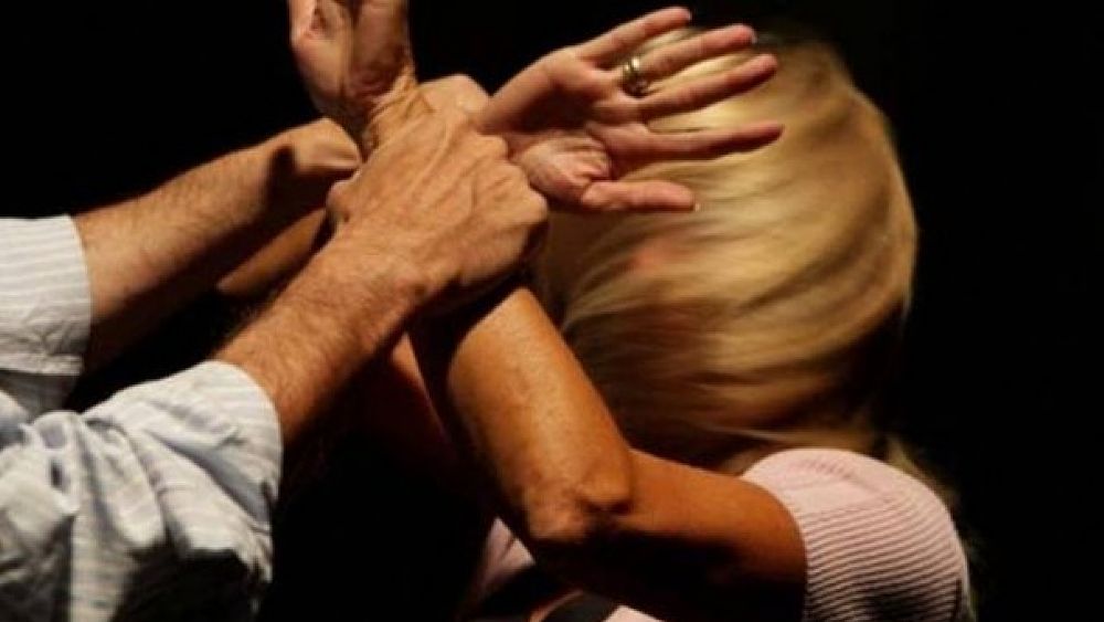 Aggredisce con l’acido la compagna ma lei si difende con la stessa arma
