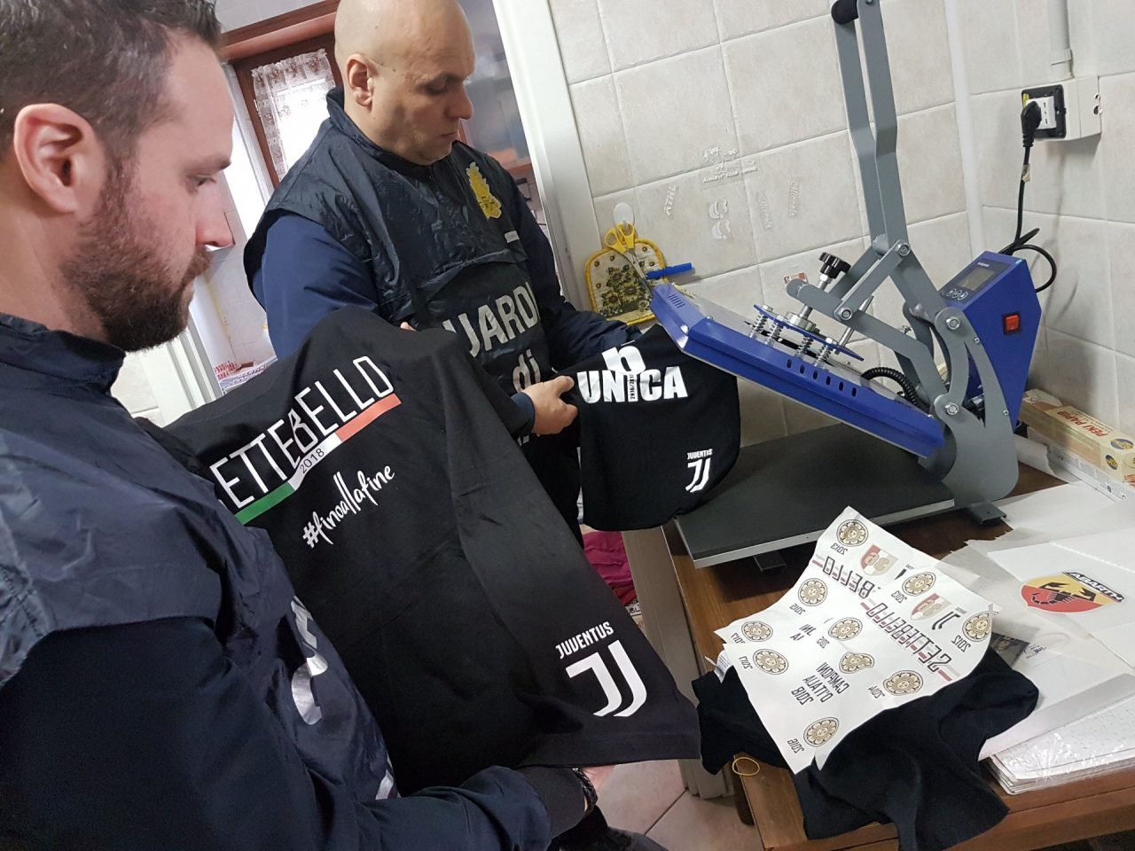 Gadget Juventus tarocchi sequestrati dalla finanza