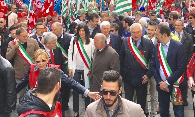 Torino Primo Maggio migliaia di lavoratori in corteo senza scontri