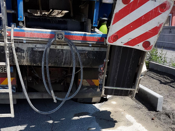 Cedimento del manto stradale Via Trieste chiusa fino al 14 maggio