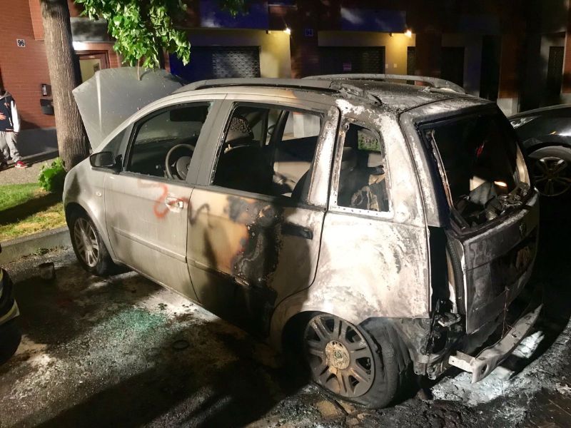 Auto in fiamme nella notte