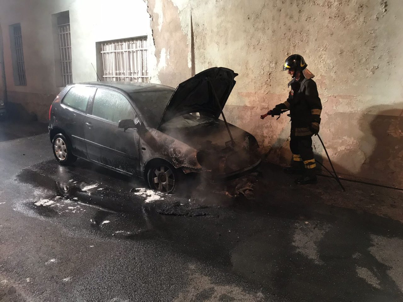 Auto in fiamme a Caselle questa mattina