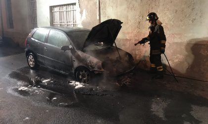 Auto in fiamme a Caselle questa mattina