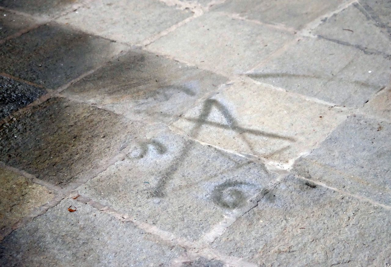 Riti satanici e tombe profanate a Biella