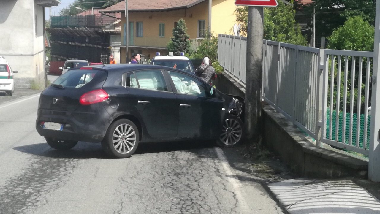 Auto contro palo due persone in ospedale