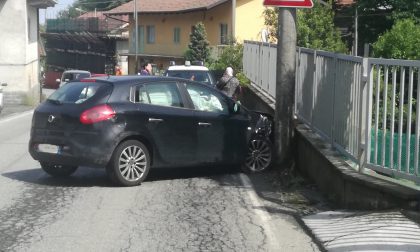 Auto contro palo due persone in ospedale