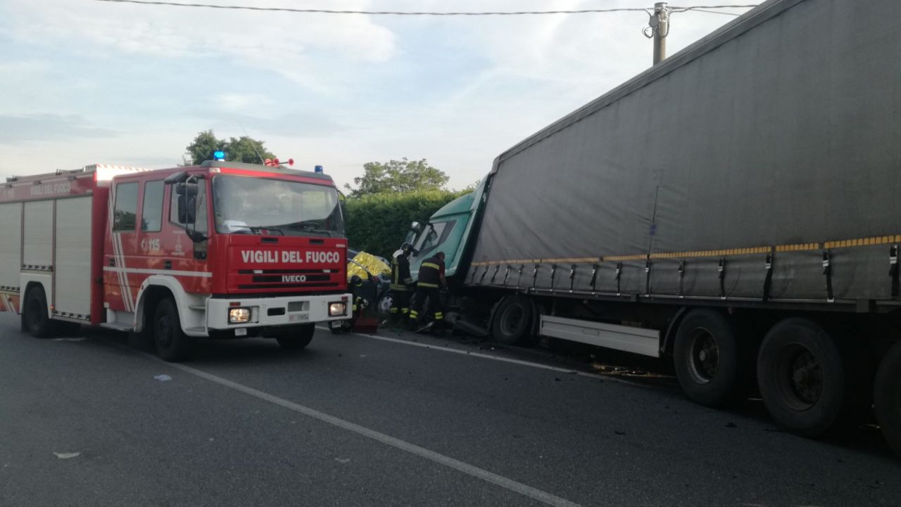 Auto contro camion incidente mortale sulla strada Provinciale 222
