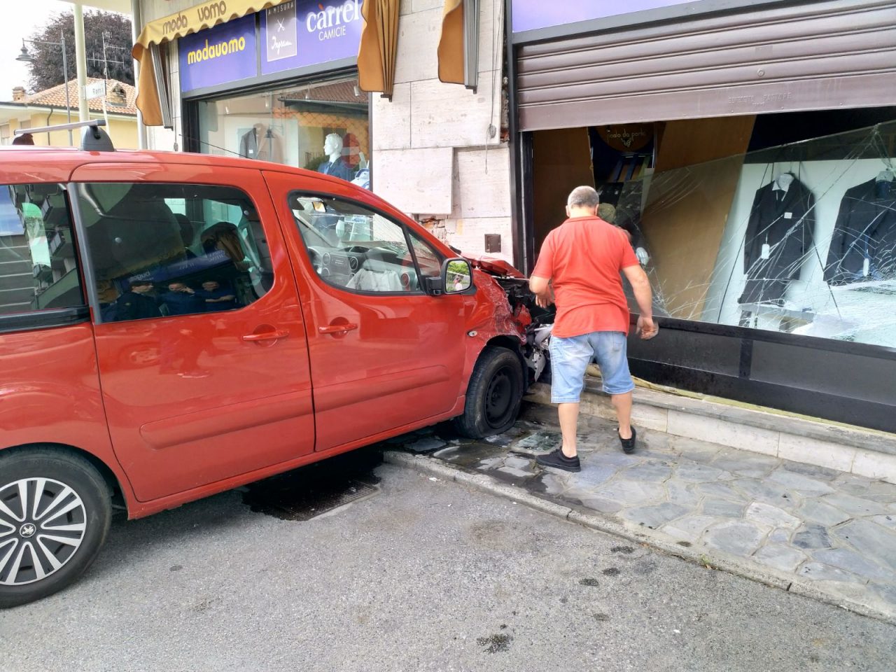Commessa investita auto su vetrina del negozio