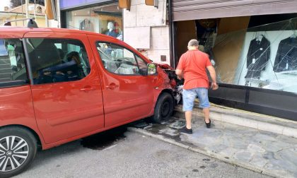 Commessa investita auto su vetrina del negozio