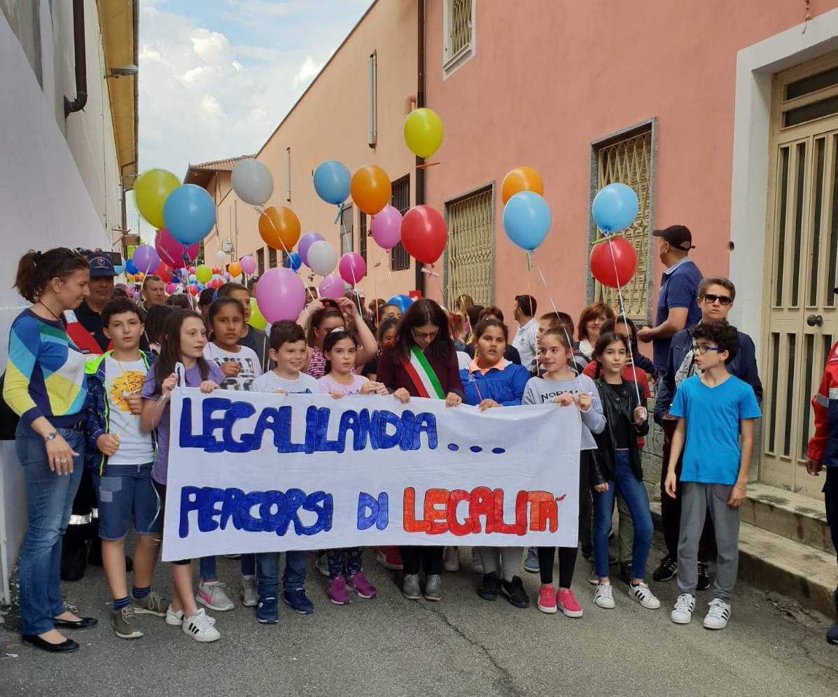 Marcia della Legalità giovani sfilano a Leini