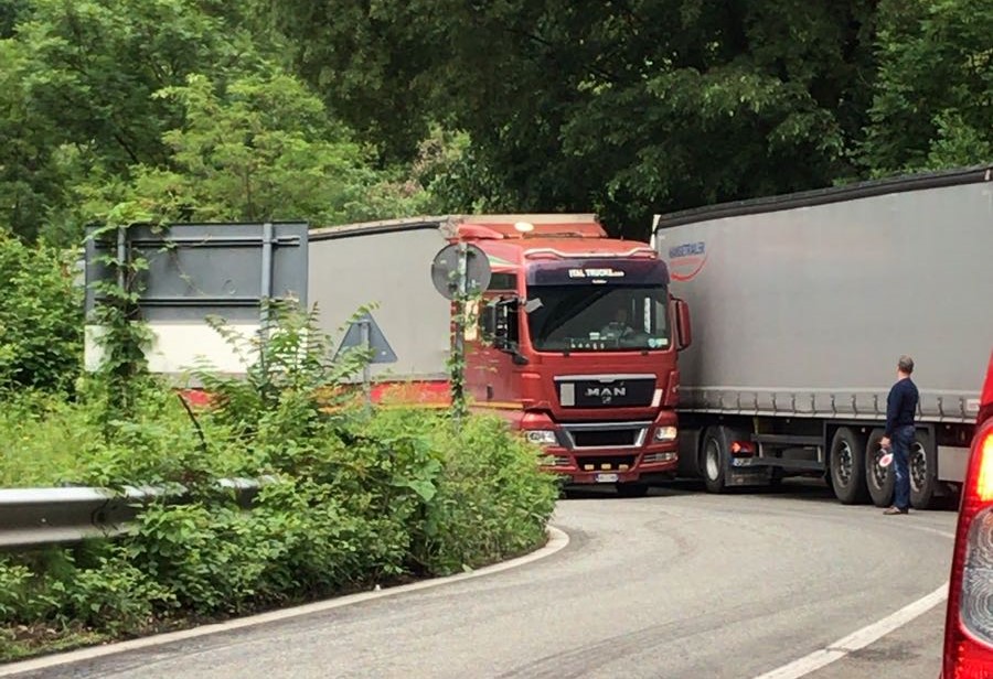 Camion incastrati sulla Pedemontana