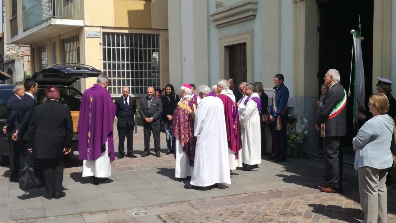 Funerali don Borgialli tanta gente per l’ultimo saluto