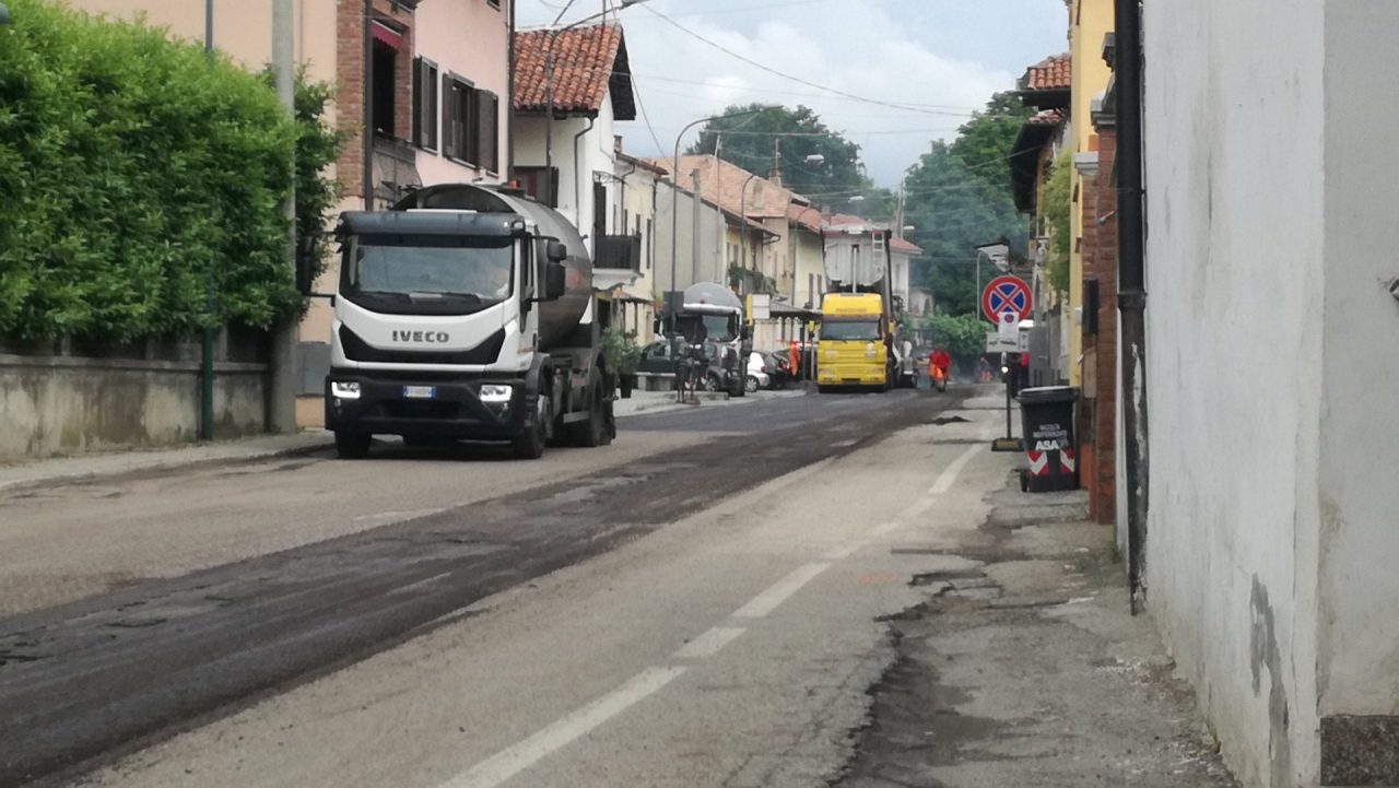 Strada riasfaltata in centro ad Oglianico