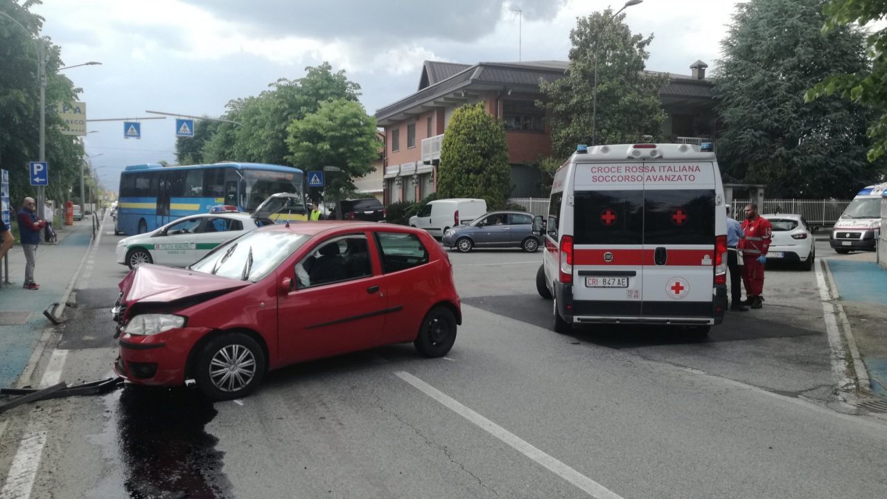 Incidente stradale in via Favria giovane ragazza finisce in ospedale