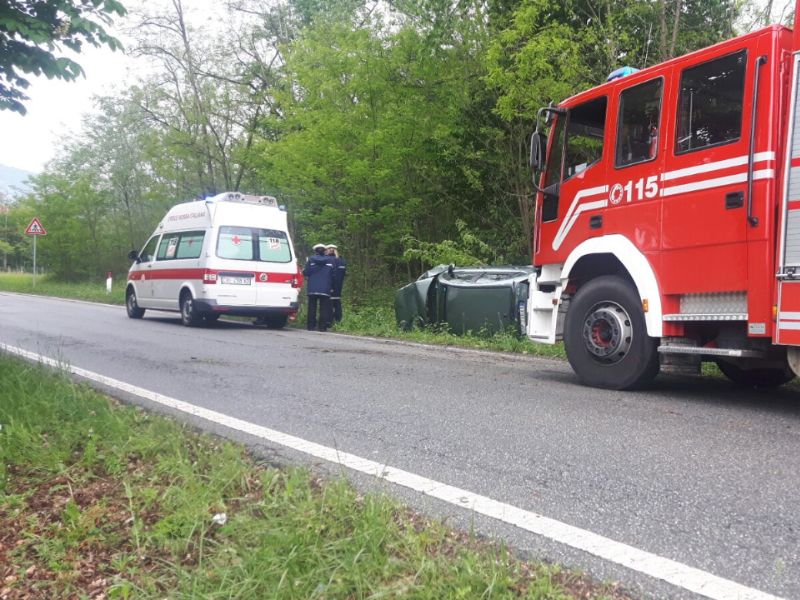 Auto si ribalta donna in ospedale