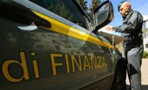Sequestri emporio Carmagnola: oltre 900.000 articoli pericolosi