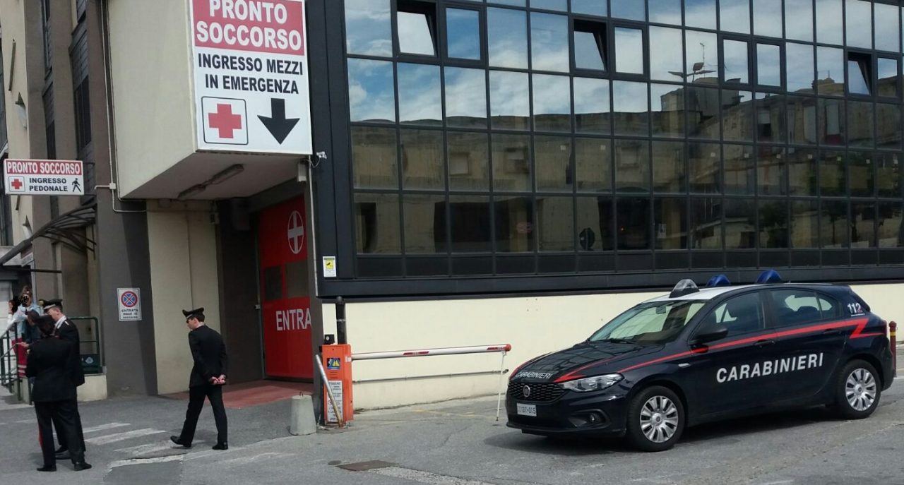 Sfregia l’ex compagna al volto poi tenta il suicidio