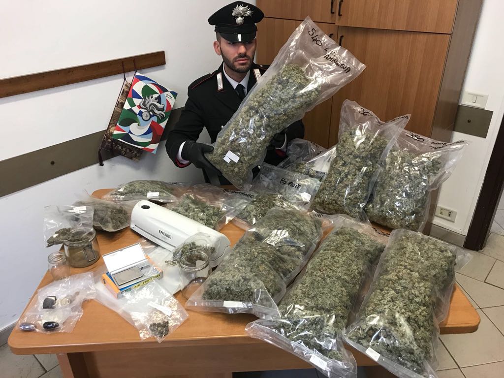 Rappresentate di marijuana arrestato a Leini, viaggiava con la staffetta | VIDEO