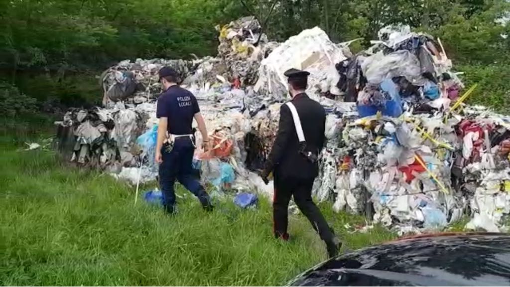Abbandona rifiuti in zona militare e scappa: 210 quintali | VIDEO