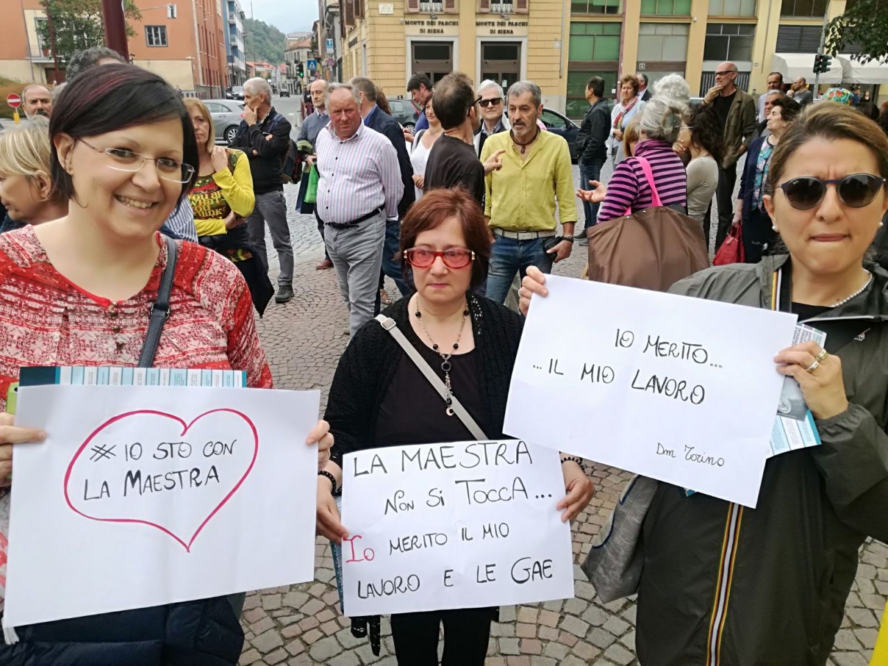 Maestre protestano a Ivrea all’arrivo di Luigi Di Maio | VIDEO