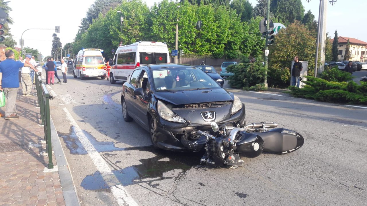 Auto contro moto a Valperga | FOTO e VIDEO