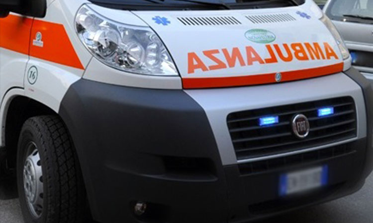 Auto travolge operaio al lavoro ad un incrocio