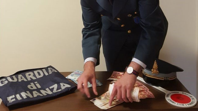 Pioggia di banconote false: sequestrate