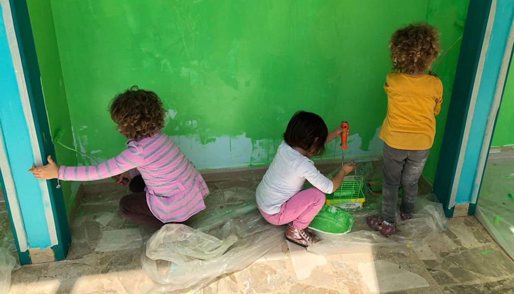 Colorano la scuola maestre, genitori e bambini a Rivarolo | FOTO