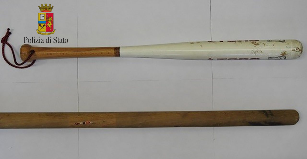 Straniero aggredito con bastoni e mazze da baseball