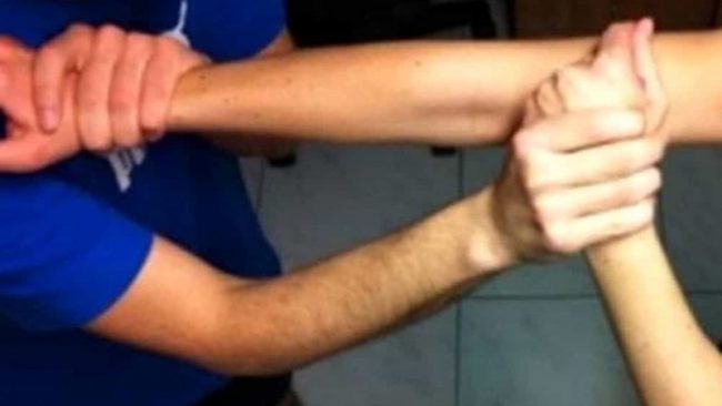 Marito piange la moglie lo picchia