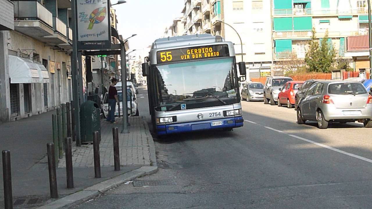 Distribuiva droga alla fermata del bus