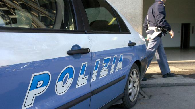 Lancia mobili dal balcone in preda a un raptus