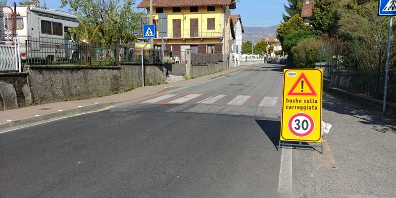 Via Fiano è da riasfaltare