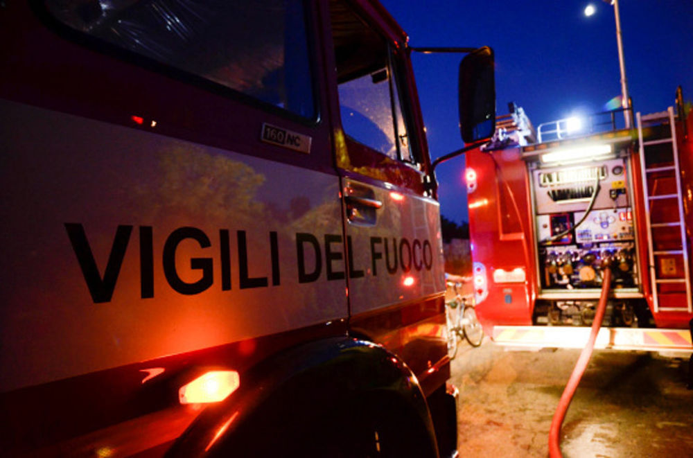 Tetto in fiamme a Rocca Canavese attimi di paura ieri sera