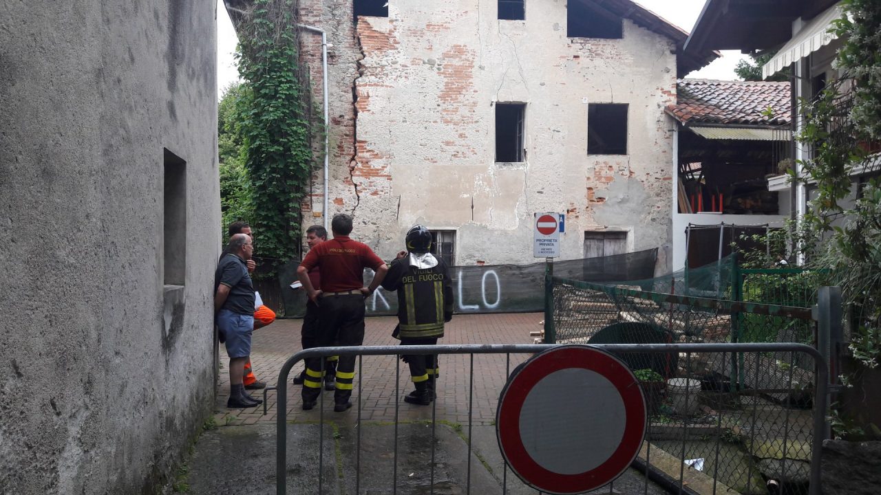 Casa disabitata in centro intervento dei pompieri per crepa gigante sul muro