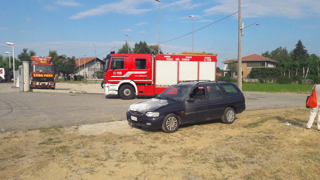 Auto in fiamme sulla Sp 460 intervento dei vigili del fuoco