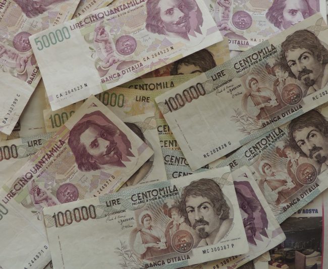Trova lire nella cassapanca della zia: sono 80milioni