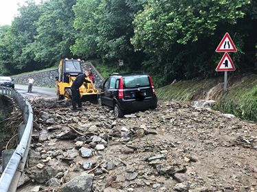 Frana a Locana si lavora per sgomberare la strada