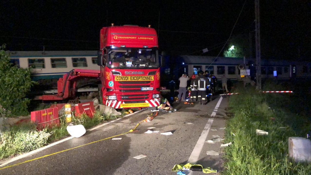 Dorme sul tir l’autista del carico speciale coinvolto nel deragliamento di Caluso