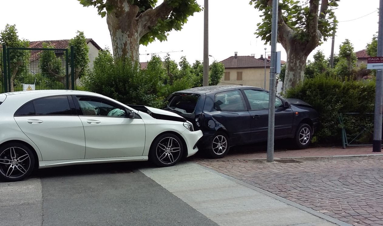 Tampona auto in sosta finendo dentro al parco giochi